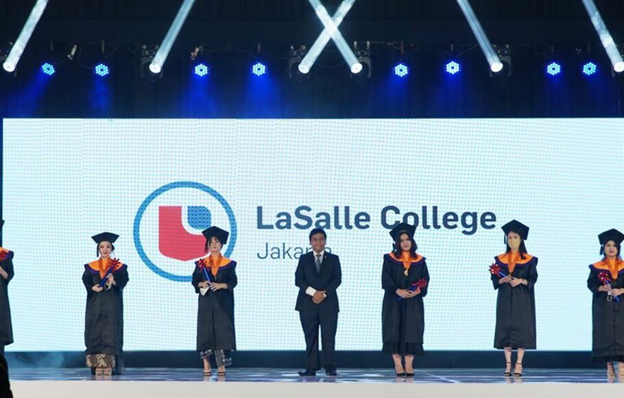 Perayaan kelulusan siswa Sekolah Tinggi Desain LaSalle College Jakarta