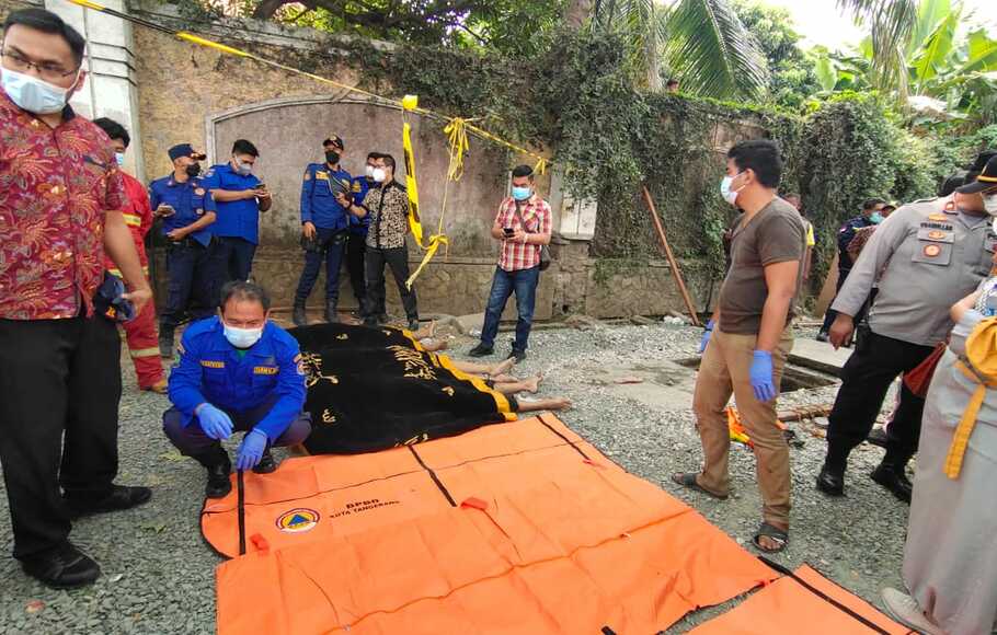 Petugas menutup gorong-gorong lokasi tempat tiga orang tewas yang diduga akibat gas beracun di Perumahan Taman Royal, Kelurahan Poris Plawad, Kecamatan Cipondoh Tangerang, Kamis, 7 Oktober 2021.