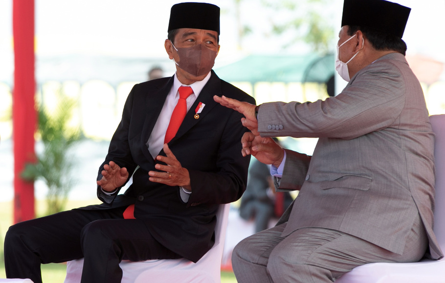 Presiden Joko Widodo (kiri) berbincang dengan Menteri Pertahanan Prabowo Subianto di sela upacara penetapan Komponen Cadangan Tahun Anggaran 2021 di Pusdiklatpassus, Batujajar, Bandung Barat, Jawa Barat, Kamis, 7 Oktober 2021. 