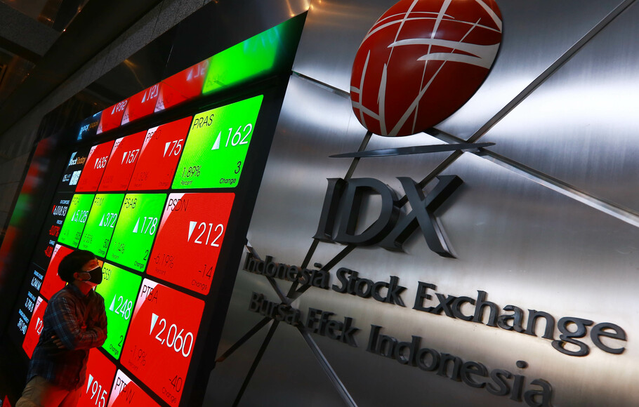 Pengunjung melihat pergerakan saham di Bursa Efek Indonesia (BEI) di Jakarta.