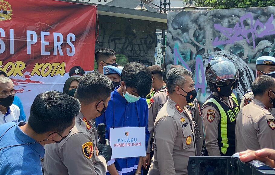 Kapolres Bogor Kota Kombes Susatyo Purnomo Condro menunjukkan pelaku pembunuhan pelajar RA di Taman Corat-Coret Kota Bogor, Kamis 7 Oktober 2021.