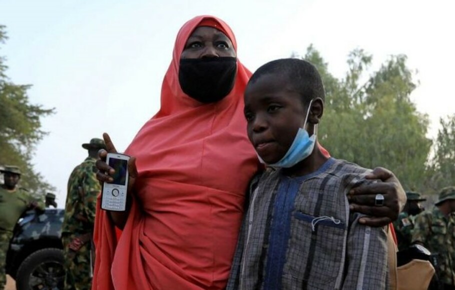 Seorang wanita bersama putranya yang diselamatkan oleh pasukan keamanan di Katsina, Nigeria, Desember 2020. 