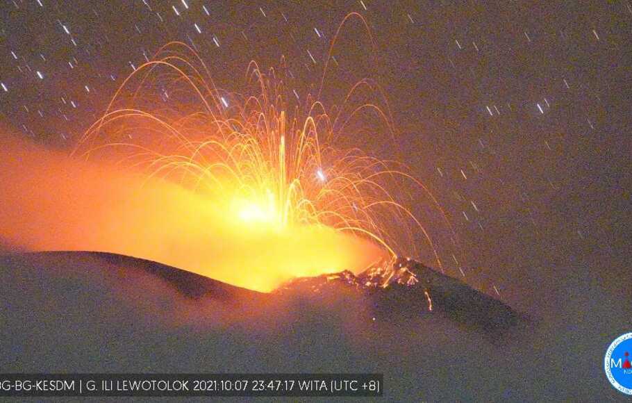 Material lava pijar dari proses vulkanik gunungapi Ile Lewotolok teramati dari pos pemantauan PVMBG di Kabupaten Lembata, NTT, Kamis, 7 Oktober 2021.