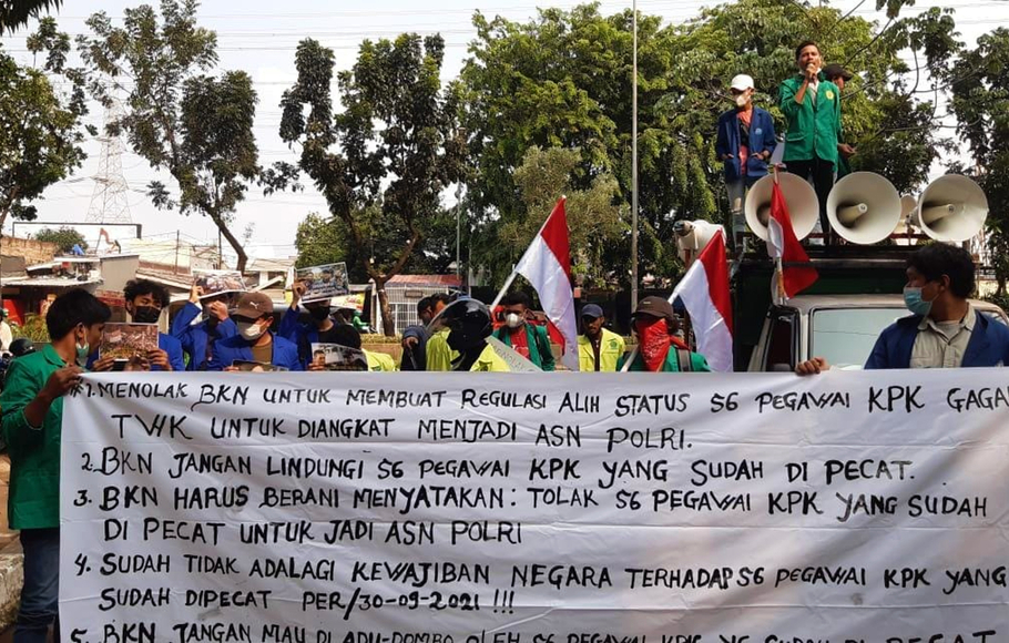 Aksi yang dilakukan Gerakan Mahasiswa Peduli Hukum di depan Gedung BKN, Jakarta, Jumat 8 Oktober 2021.