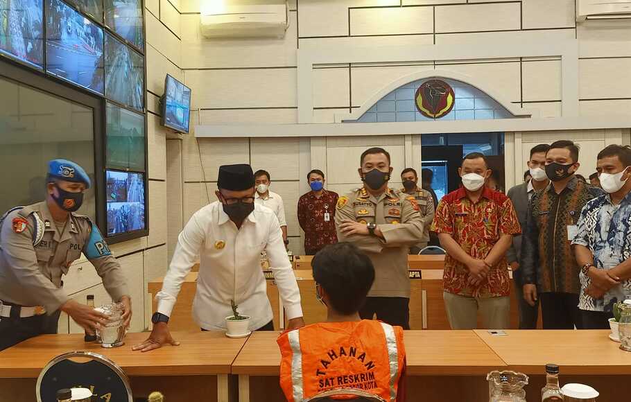 Wali Kota Bogor Bima Arya didampingi Kapolresta Bogor Kota Kombes Susatyo Purnomo Condro saat berhadapan dengan pelaku pembunuhan pelajar di Mapolresta Bogor, Jumat 8 Oktober 2021.