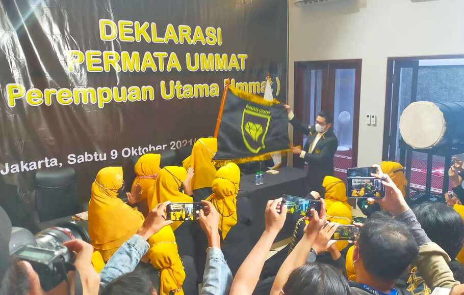 DPP Partai Ummat melakukan peresmian sayap partai untuk perempuan bernama Perempuan Utama Ummat (Permata).
