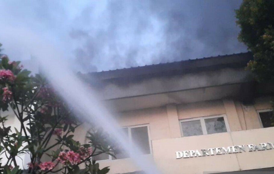
Kebakaran terjadi di Gudang Logistik lantai 2 Gedung Farmasi RS TNI AL Mintohardjo, Bendungan Hilir, Jakarta Pusat, Minggu 10 Oktober 2021. 

