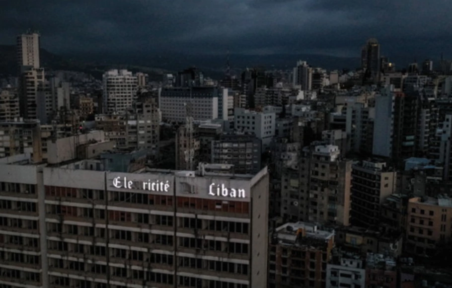 Gedung perusahaan Electricite du Liban di Beirut. Lebanon terjerumus ke dalam kegelapan karena negara itu menghadapi kekurangan pasokan listrik dan krisis ekonomi. 