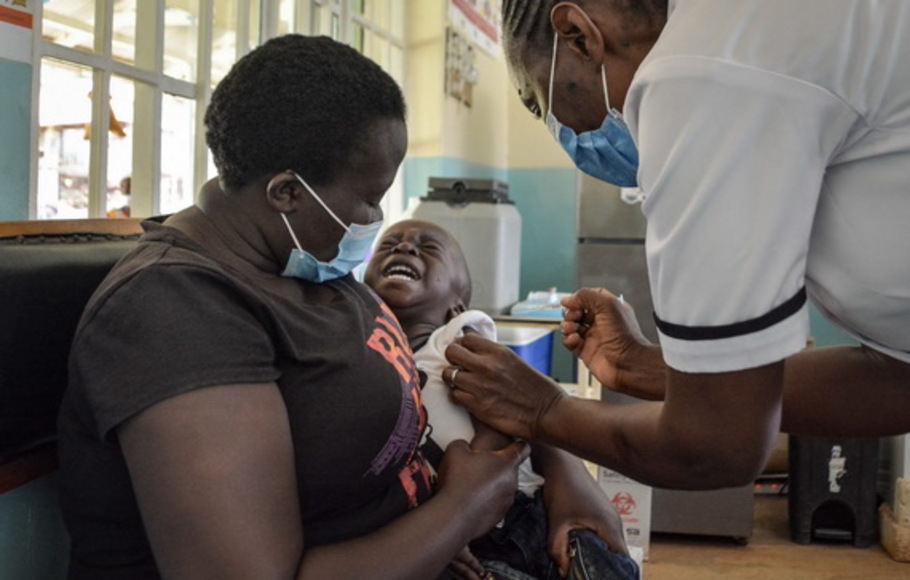 Seorang anak mendapatkan vaksinasi malaria di rumah sakit Sub-County Yala, di Yala, Kenya, pada Kamis 7 Oktober 2021. Organisasi Kesehatan Dunia (WHO) menyetujui penggunaan vaksin malaria, Mosquirix, pada anak-anak berusia antara 5 bulan hingga 5 tahun di sub-Sahara Afrika. 