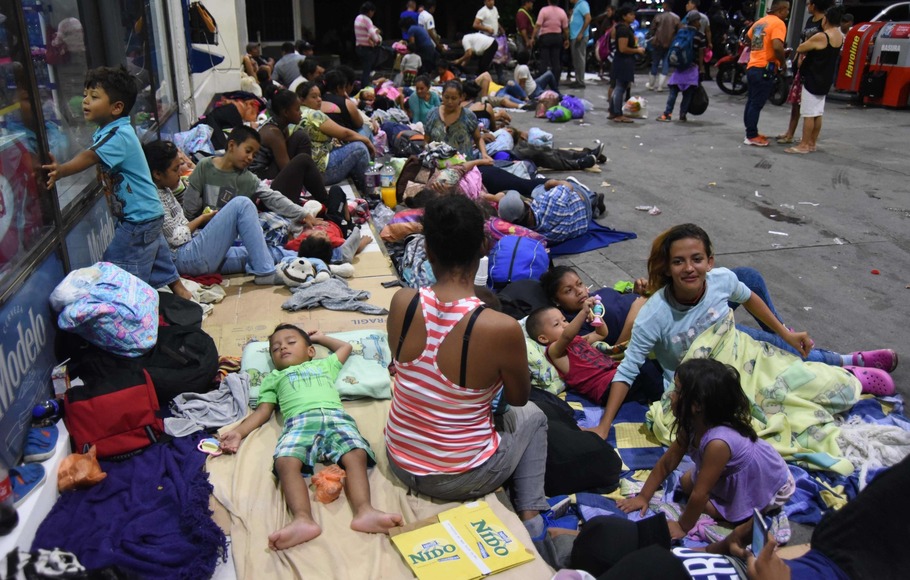 Para migran Honduras menuju Amerika Serikat beristirahat di sebuah pompa bensin di Zacapa, Guatemala.