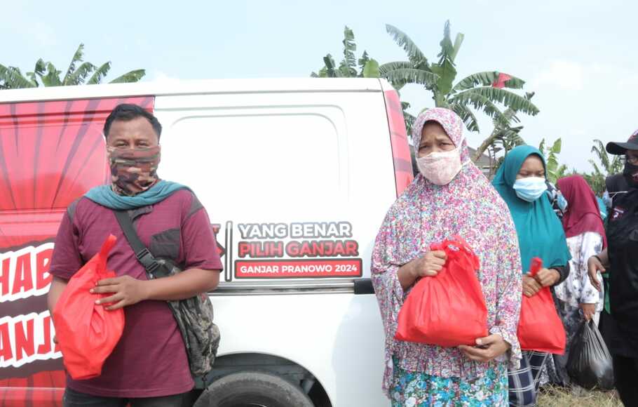 Sahabat Ganjar saat melakukan kegiatan grebek pedagang pasar tradisional dan buruh pabrik di Banten, Minggu 10 Oktober 2021.