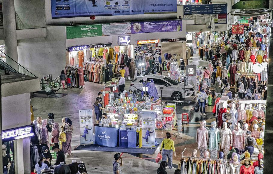 Suasana aktivitas pengunjung saat berbelanja di Pasar Tanah Abang, Jakarta, Minggu 10 Oktober 2021.