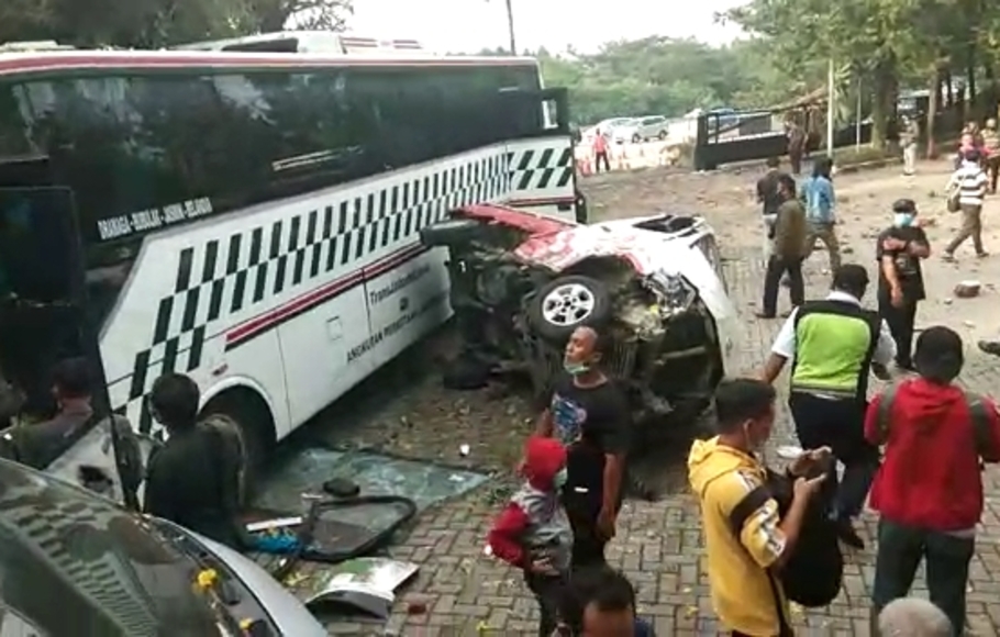 Bus yang terlibat kecelakaan di KM 0, Pintu Tol Selatan, Sukaraja, Kabupaten Bogor, Senin 11 Oktober 2021.
