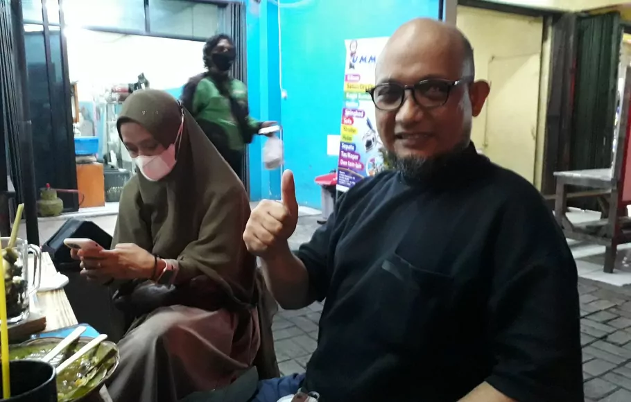 Mantan penyidik KPK Novel Baswedan kunjungi warung Nasi Goreng KS Rempah milik Juliandi Tigor Simanjuntak, Senin, 11 Oktober 2021 malam. 