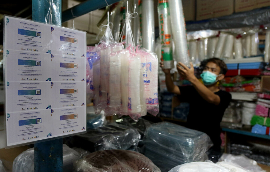Sertifikat vaksin Covid-19 milik pedagang tercetak dan tertempel di sejumlah kios di Pasar Santa, Jakarta Selatan, Selasa, 12 Oktober 2021.