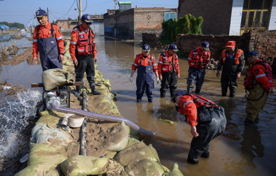 Tim penyelamat menguras air banjir setelah hujan deras di daerah banjir di Jiexiu di kota Jinzhong di provinsi Shanxi utara, Tiongkok pada Senin 11 Oktober 2021. 