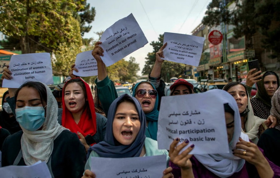 Puluhan wanita Afghanistan menggelar protes singkat di luar kantor Kementerian Urusan Wanita yang lama, yang sekarang telah digantikan oleh departemen yang dikenal menegakkan doktrin Islam yang ketat.  