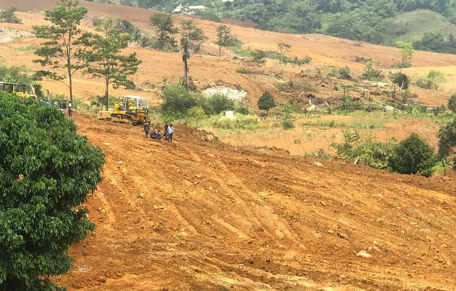 Aktivitas pembukaan lahan yang dilakukan Sentul City di Kampung Gunung Batu, Desa Bojong Koneng, Kabupaten Bogor, Rabu 13 Oktober 2021.