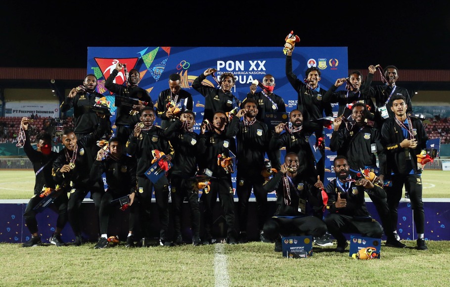 Selebrasi pemain tim sepakbola putra Papua usai menerima medali emas PON Papua. 