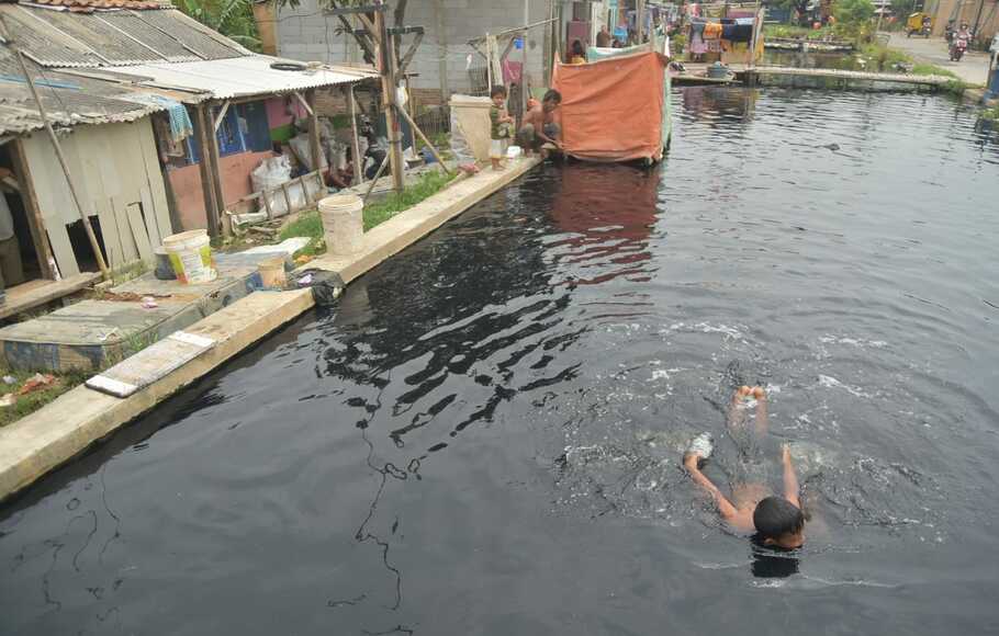 Warga Desa Sukakarya, Kecamatan Karangbahagia, memanfaatkan aliran Kali Cilemahabang yang berwarna hitam dan berbau akibat tercemar limbah B3.