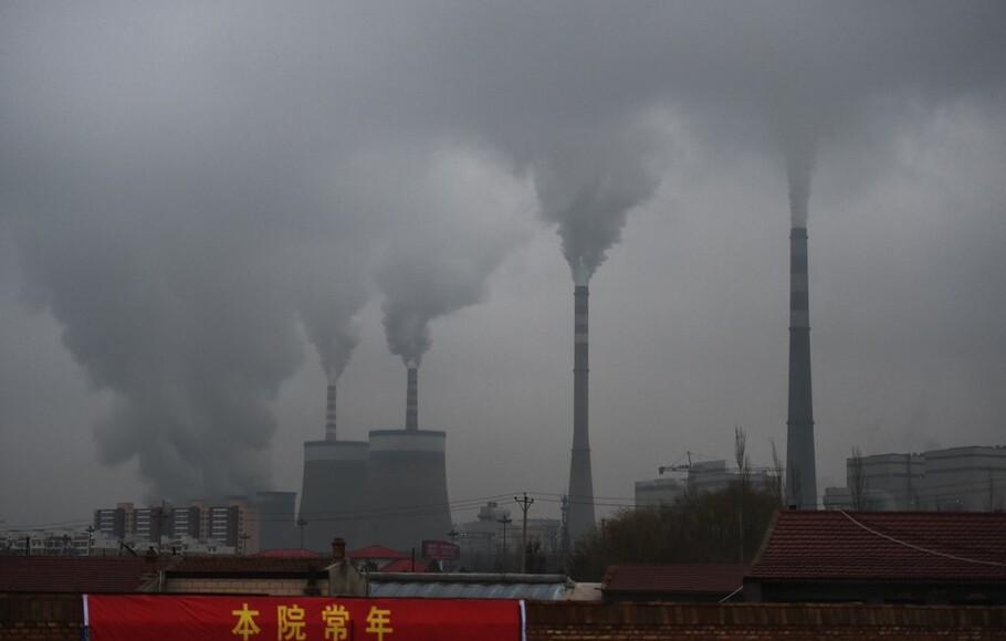 Foto dokumentasi tahun 2015 ini memperlihatkan cerobong asap memuntahkan awan asap abu-abu gelap ke udara di atas pembangkit listrik tenaga batu bara di Tiongkok tengah.