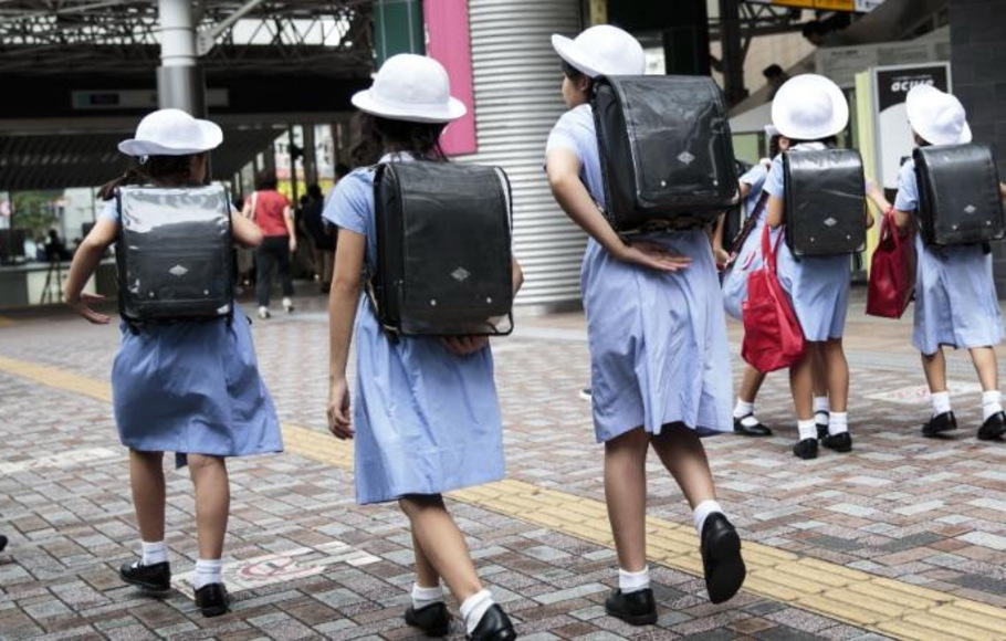 Anak-anak sekolah berjalan pulang di distrik Ebisu di Tokyo pada  4 September 2017. Orang-orang muda yang melakukan bunuh diri di Jepang mencapai tingkat yang tinggi.