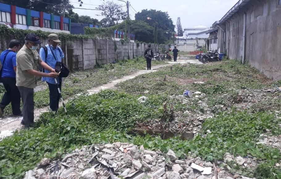 Para peneliti tengah menyusuri saluran air peninggalan Belanda di area Stasiun Bogor, Kamis, 14 Oktober 2021.