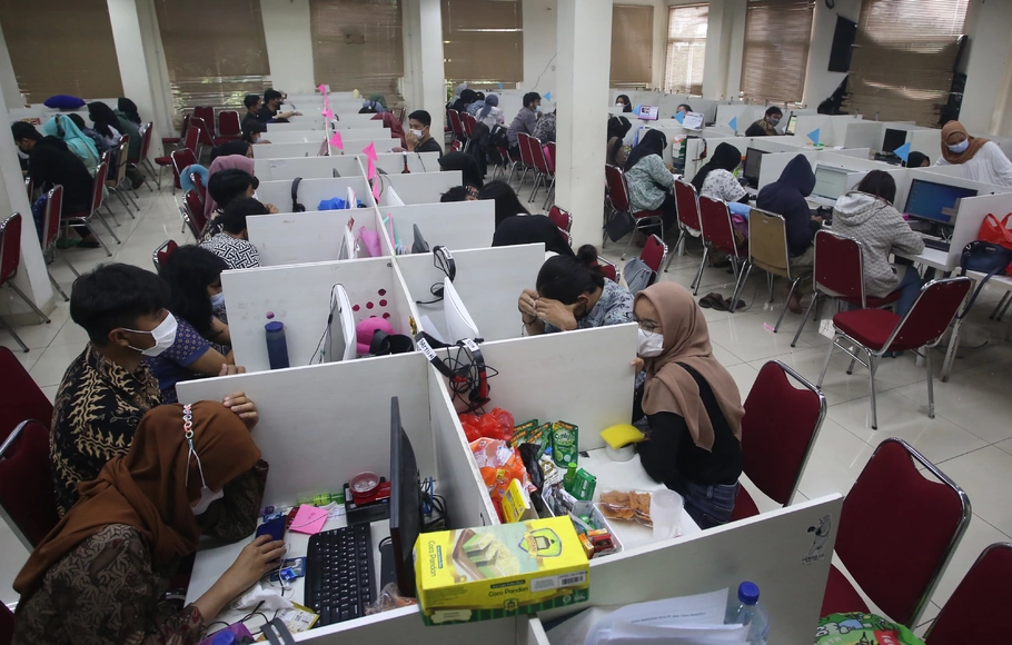 Suasana ruang kerja jasa pinjaman online (Pinjol) di Cipondoh, Tangerang, Banten, Kamis, 14 Oktober 2021. 