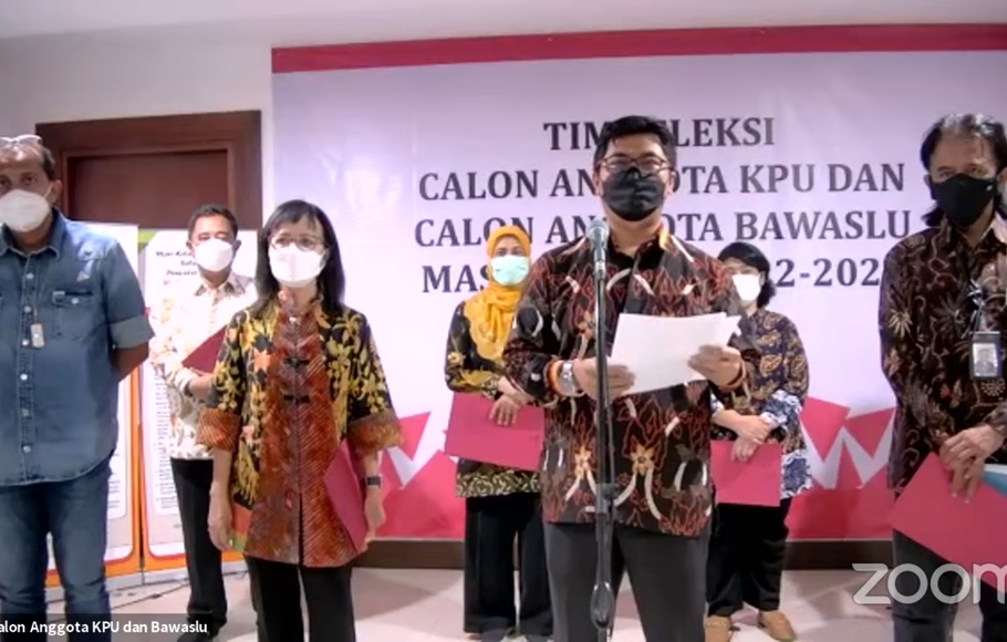 Ketua Timsel Anggota KPU dan Bawaslu Juri Ardiantoro sedang memberikan keterangan pers terkait pendaftaran anggota KPU dan Bawaslu di kantor Kemdagri, Jakarta, Jumat, 15 Oktober 2021