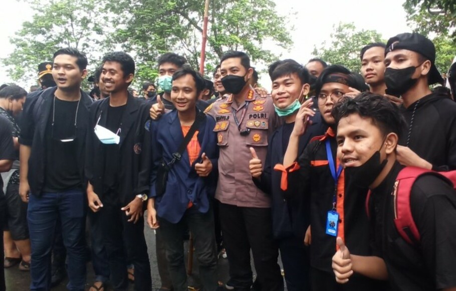 Kepala Polresta Tangerang Kombes Pol Wahyu Sri Bintoro bersama mahasiswa yang menggelar demo di depan Mapolresta Tangerang di kawasan Tigaraksa, Kabupaten Tangerang, Jumat 15 Oktober 2021.
