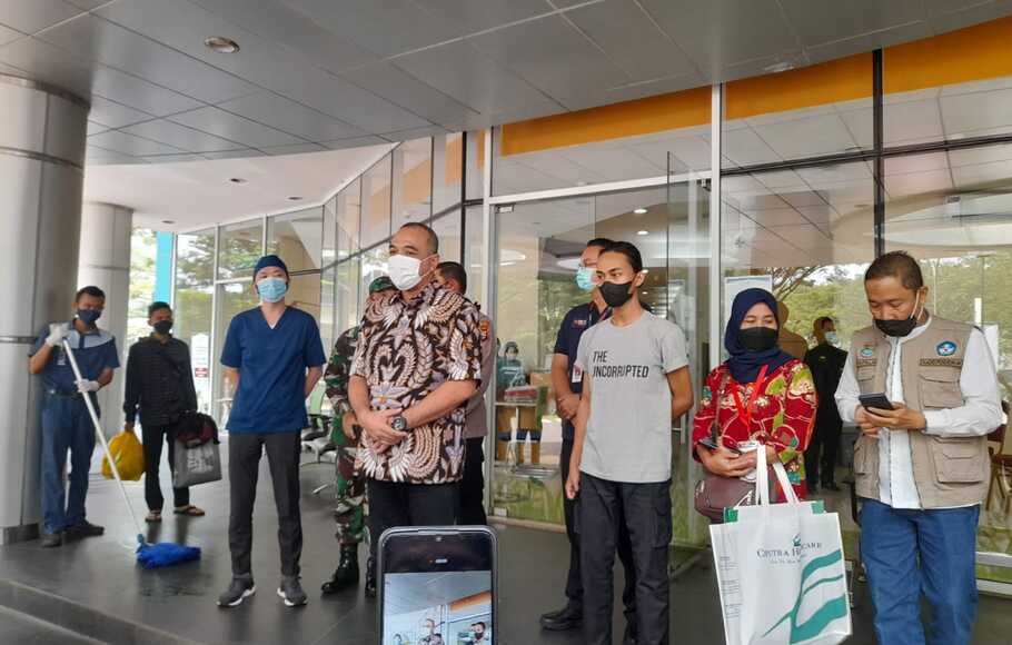 Bupati Kabupaten Tangerang, Ahmed Zaki Iskandar yang menemani kepulangan MFA, mahasiswa yang dibanting polisi dari rumah sakit.
