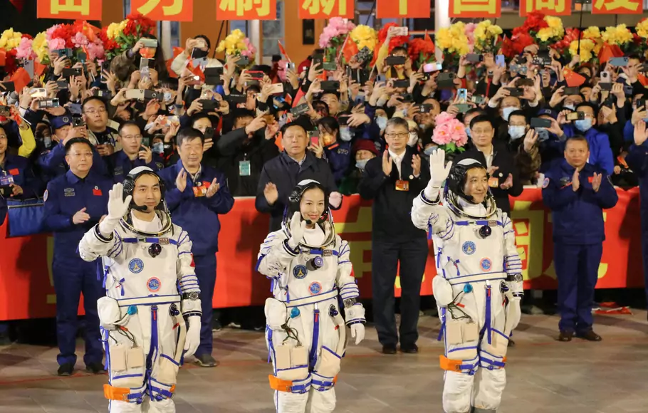 Depan, dari kiri ke kanan: Ye Guangfu, Wang Yaping dan Zhai Zhigang, kru kedua untuk stasiun ruang angkasa baru Tiongkok, melambaikan tangan saat upacara keberangkatan, Jumat 15 Oktober 2021