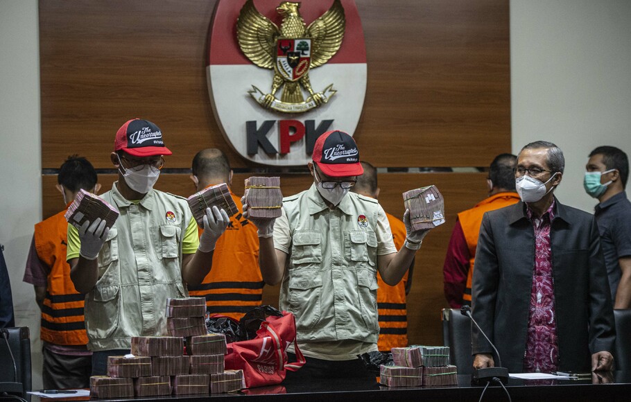 Wakil Ketua KPK Alexander Marwata menyaksikan penyidik KPK menunjukkan barang bukti milik tersangka dalam konferensi pers penahanan pejabat Kabupaten Musi Banyuasin di Gedung KPK, Jakarta, Sabtu, 16 Oktober 2021. 