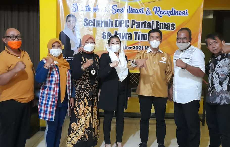 Ketua Umum Partai Emas Hasnaeni (tengah) saat bertemu dengan kader partai di Jawa Timur, 