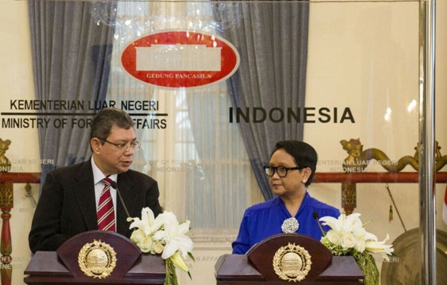 Menlu Retno Marsudi (kanan) menerima kunjungan Menlu Malaysia Saifuddin Abdullah (kiri) di Gedung Pancasila, Kementerian Luar Negeri, Jakarta. 