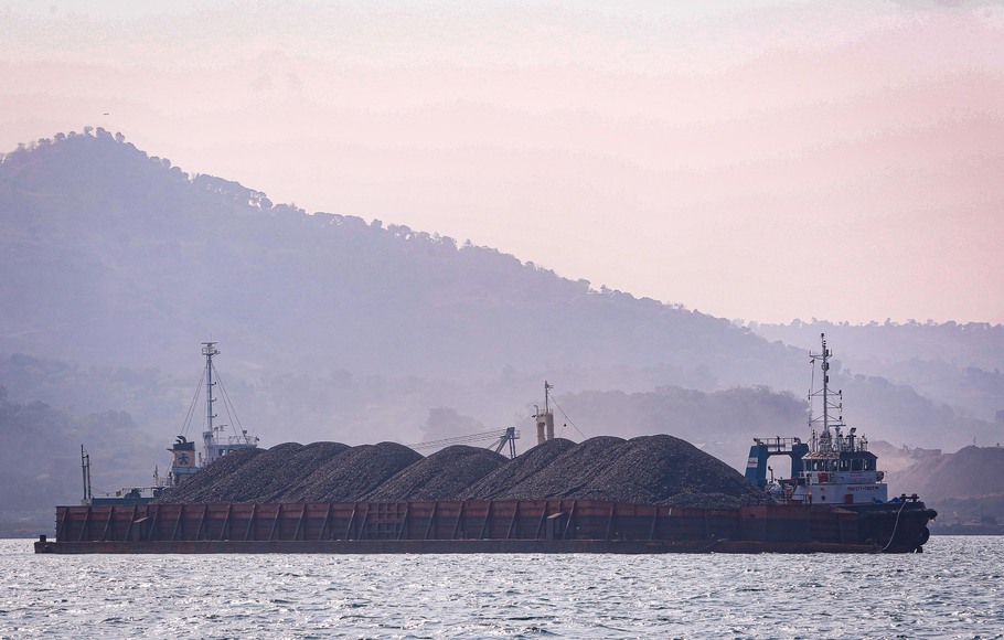 Kapal tongkang pengangkut batu bara lepas jangkar di perairan di Perairan Bojonegara, Teluk Banten, Banten, Sabtu, 16 Oktober 2021. 