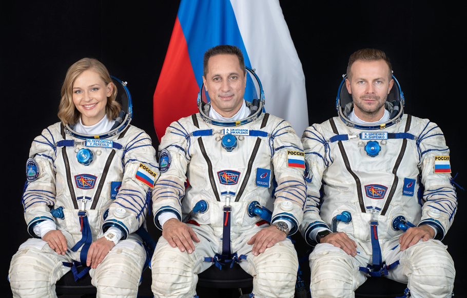 Aktris Yulia Peresild, produser dan sutradara Klim Shipenko dan kosmonaut Anton Shkaplerov sebelum berangkat menuju stasiun luar angkasa.
