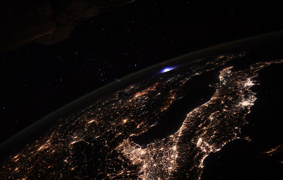Astronaut Prancis Thomas Pesquet baru-baru ini telah menangkap gambar cahaya biru aneh di atas benua Eropa dari Stasiun Luar Angkasa Internasional.