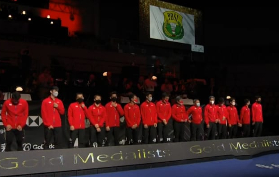 Bendera Indonesia diganti bendera PBSI saat upacara pemberian medali dan Piala Thomas di Ceres Arena, Denmark, Minggu, 17 Oktober 2021. 