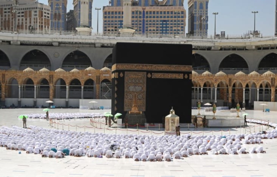 Masjidil Haram di kota suci Makkah Saudi sudah beroperasi dengan kapasitas penuh pada Minggu 17 Oktober 2021, dengan jamaah salat bahu-membahu untuk pertama kalinya sejak pandemi Covid-19 dimulai. 