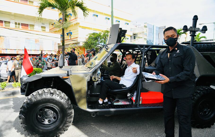 Presiden Joko Widodo (Jokowi) menggunakan kendaraan taktis (rantis) P6 ATAV V1 yang dimiliki oleh Pasukan Pengamanan Presiden (Paspampres) saat menyapa warga Kota Tarakan, Kalimantan Utara, Selasa, 19 Oktober 2021.