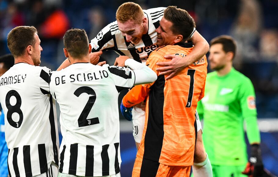 Pemain Juventus merayakan gol yang dicetak Dejan Kulusveski dalam laga Liga Champions di Saint Petersburg , Kamis 20 Oktober 2021.