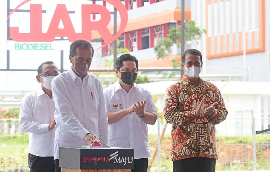 Presiden Joko Widodo (kedua kiri) didampingi Menteri Sekretaris Negara Pratikno (kiri), Menteri BUMN Erick Thohir (kedua kanan) saat meresmikan pabrik biodiesel milik PT Jhonlin Agro Rayadi Kabupaten Tanah Bumbu, Kalimantan Selatan, Kamis, 21 Oktober 2021.