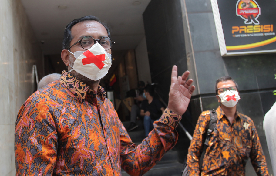 Direktur Eksekutif Lokataru Haris Azhar berjalan keluar Gedung Ditreskrimum usai memenuhi undangan mediasi di Mapolda Metro Jaya, Jakarta, Kamis, 21 Oktober 2021.
