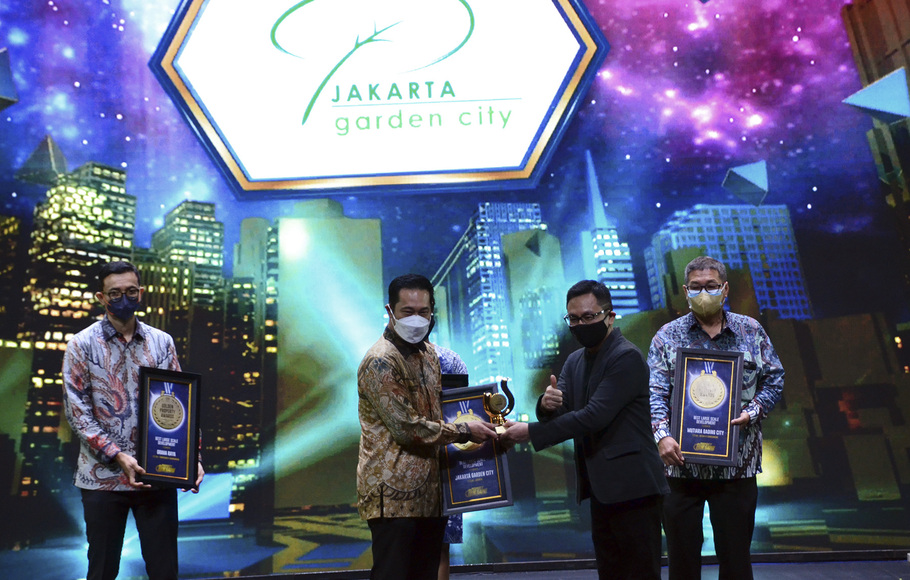 Herman Goh, Finance Director PT Modernland Realty Tbk (kiri) saat menerima penghargaan Golden Property Awards (GPA) 2021 yang diserahkan Ali Tranghanda, CEO Indonesia Property Watch (kanan), di Ciputra Artpreneur Theatre, Jakarta, Kamis, 21 Oktober 2021.