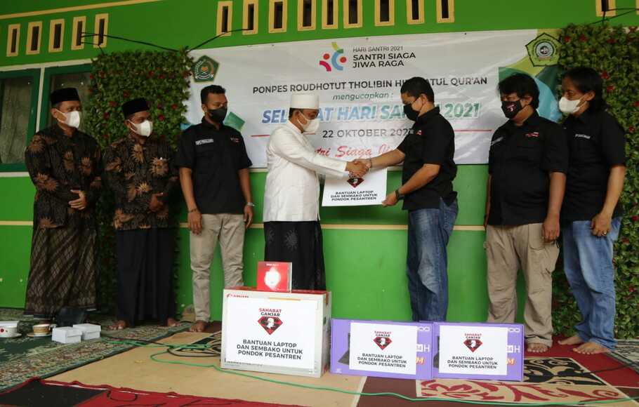 Sahabat Ganjar menyerahkan bantuan kepada Pondok Pesantren Roudhotut Tholibin Hidayatul Qur'an, Pemalang, Jawa Tengah sebagai bagian dari kegiatan gerebek pondok pesantren, Jumat, 22 Oktober 2021.