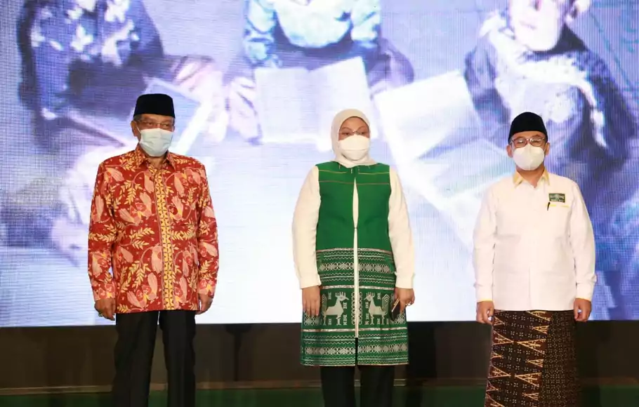 
Ketua PB NU KH Said Aqil Sirajd (kiri), Menteri Ketenagakerjaan, Ida Fauziyah (tengah) dan pengurus PB dalam acara Hari Santri Nasional di Jakarta, Jumat (22/10/2021). 

