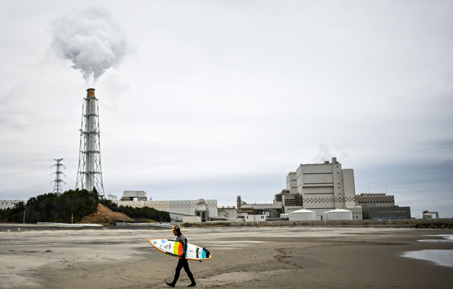 Emisi dilepaskan dari pembangkit listrik tenaga batu bara di Minamisoma, Prefektur Fukushima, Jepang pada 4 Maret. Batu bara saat ini menyediakan sekitar 30 persen pasokan listrik nasional. |