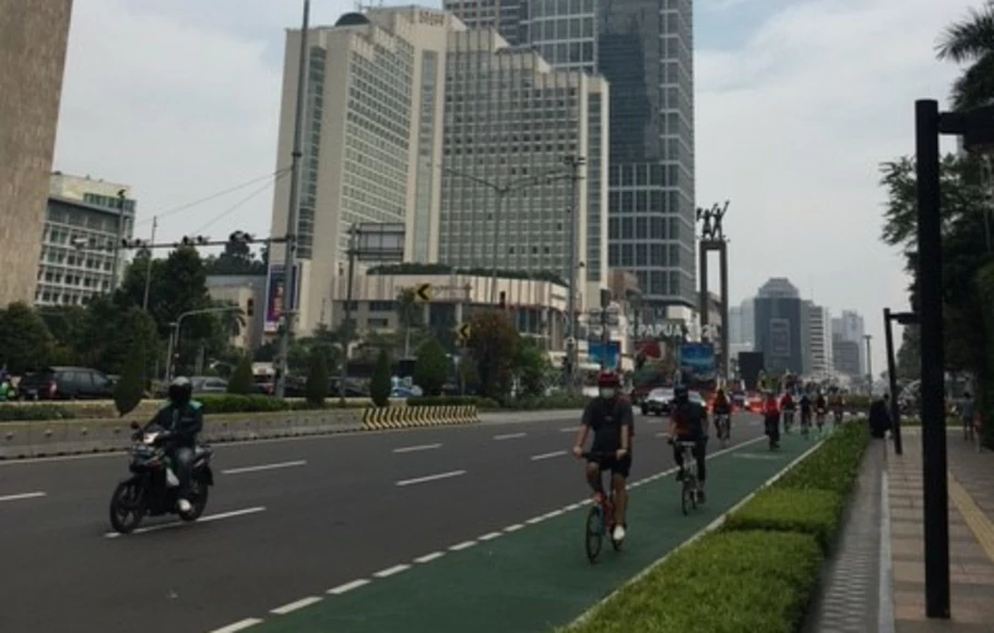 Pesepeda melintas di Jalan MH Thamrin, Jakarta, Sabtu 23 Oktober 2021.