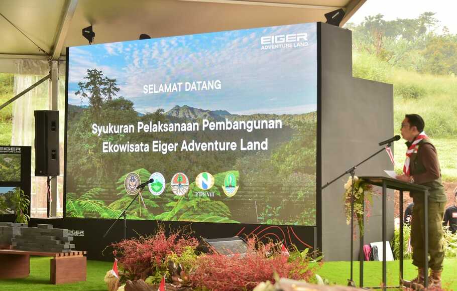Gubernur Jawa Barat, Ridwan Kamil saat meninjau Ekowisata Eiger Adventure Land yang berlokasi di Desa Lemah Neundeut, Kabupaten Bogor, Sabtu, 26 Oktober 2021. Di lokasi itu rencananya akan dibangun jembatan gantung terpanjang di dunia.